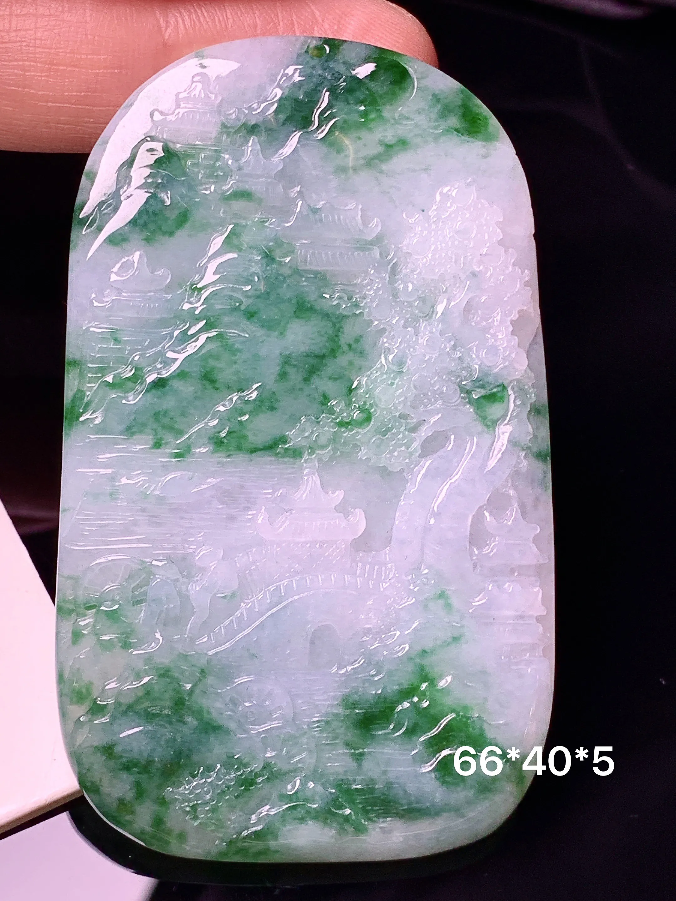 飘绿山水牌子吊坠 玉质细腻 色泽清新艳丽 整体尺寸66*40*5