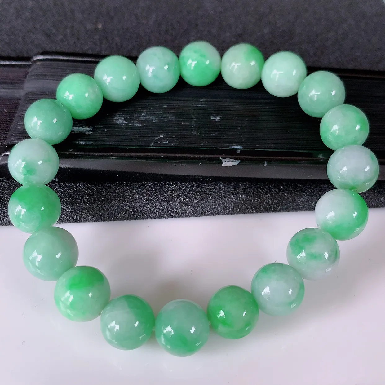 自然光实拍，冰润飘绿翡翠手串手链，种老水足，冰清玉润   颜色漂亮  #46.16取一尺寸9.5