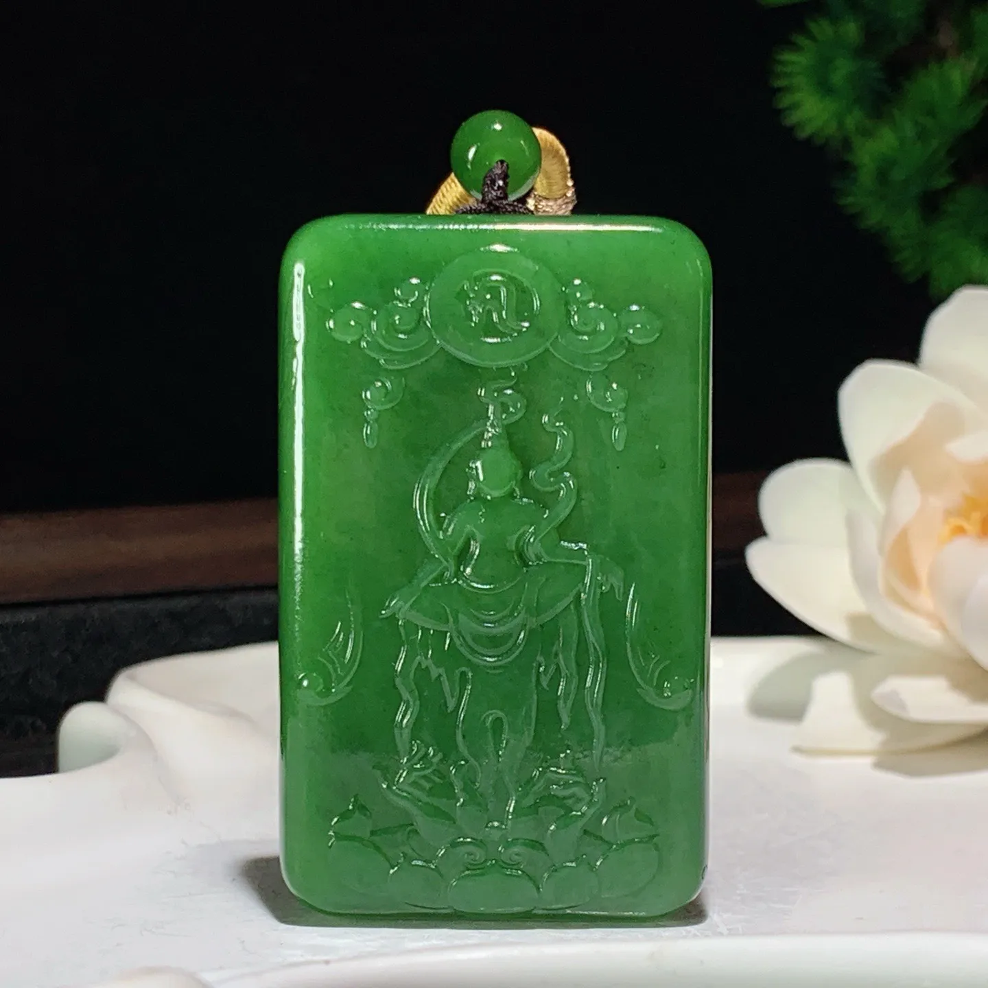 和田玉阳绿俄罗斯碧玉坐莲观音牌挂件 尺寸54/33/11重50.5克。玉质细腻油润。手推出油。佩戴高端典雅。lt260127