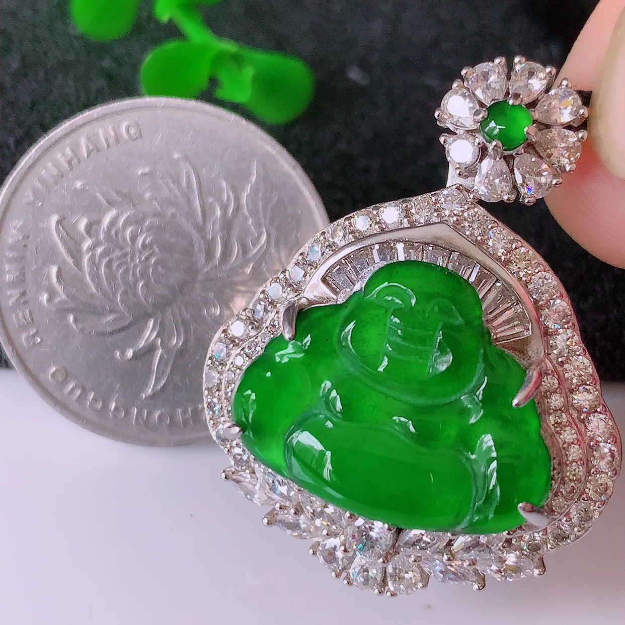 冰透满绿翡翠925银镶嵌佛公吊坠，自然光实拍，翠色灵动，颜色漂亮，种老水足，品相佳，佩戴佳品！#97.16整体35*26.5*12.5裸石19*15.5mm