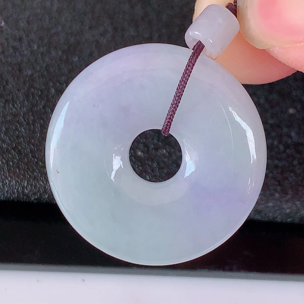 自然光实拍，冰润紫罗兰平安扣翡翠吊坠，翠色灵动，佩戴效果时尚出众，尽显气质，玉质细腻，美感十足。#41.22