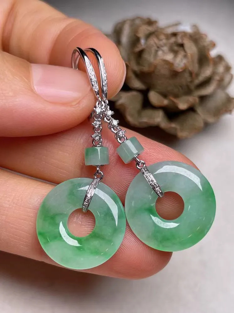 冰糯种飘绿平安扣耳坠、真金真钻镶嵌，种水好，玉质细腻 .裸石尺寸 14.7.