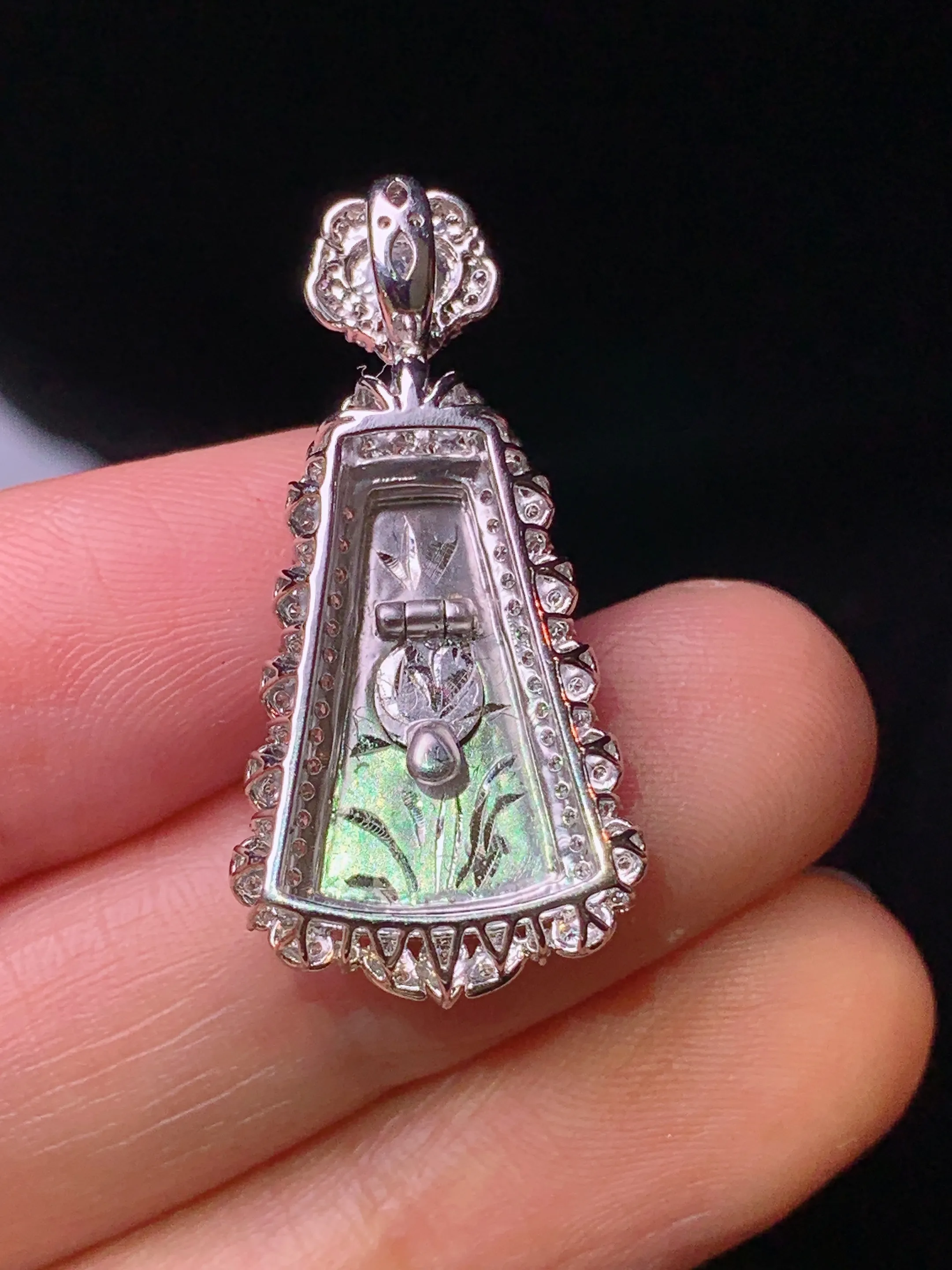 18k金钻镶嵌翠绿无事牌吊坠 玉质细腻 色泽清新艳丽 整体尺寸31.2*15*7.7