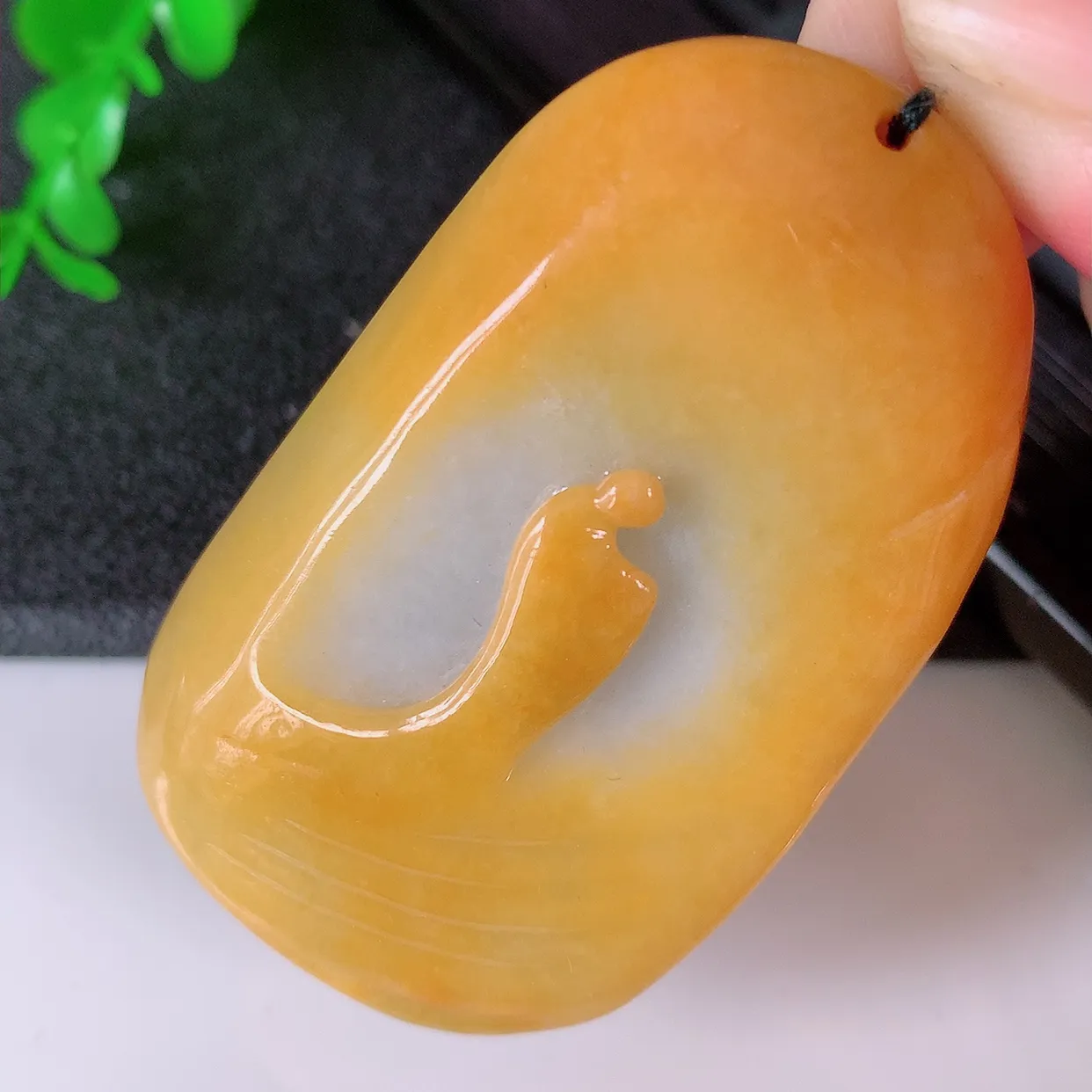 自然光实拍，冰润黄翡双彩翡翠悟道吊坠，悟道寓意“祥和，安宁，吉祥， 幸福”， 佩戴效果优雅迷人，性价比超高！#60.16