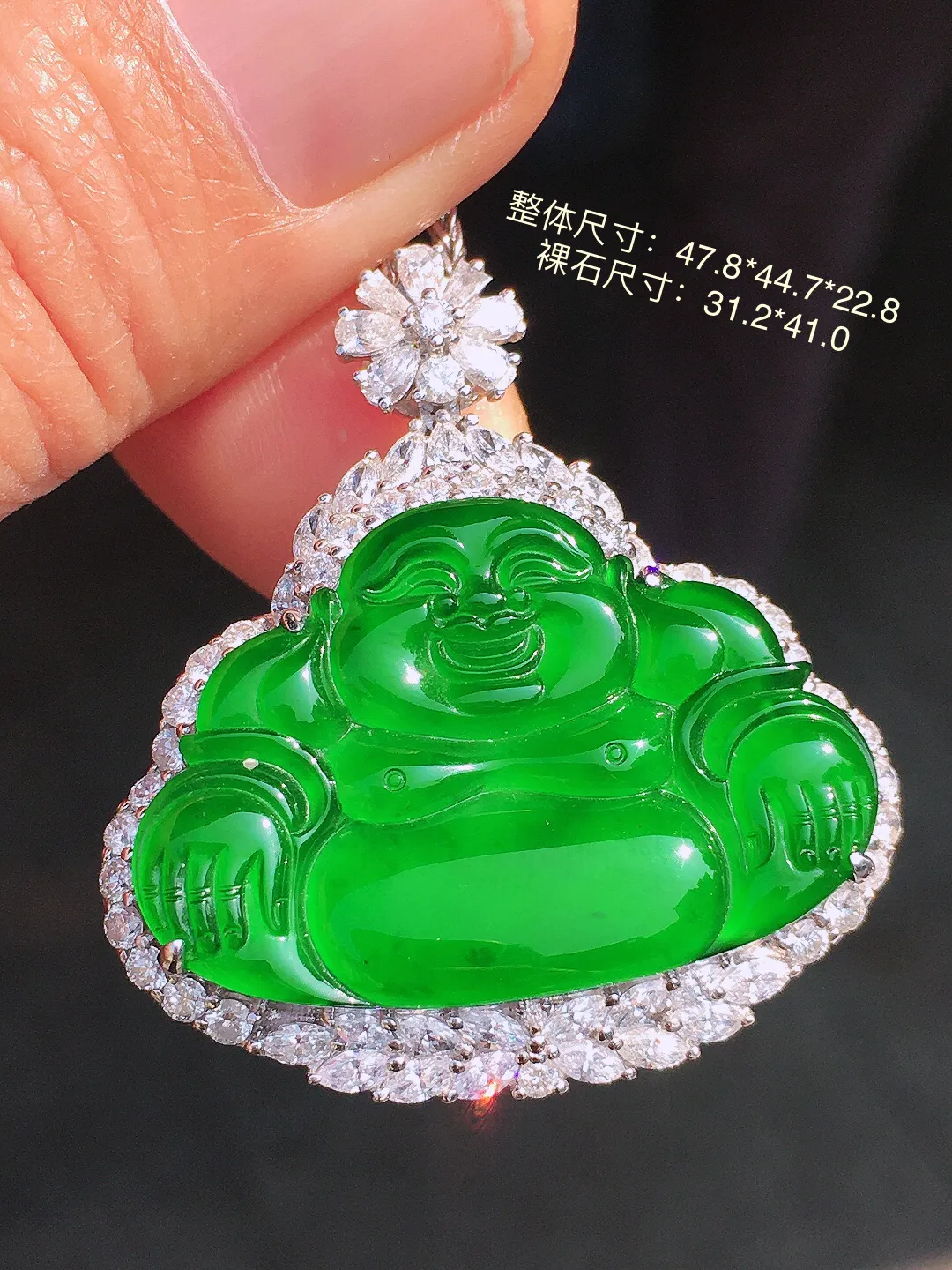 满绿佛公吊坠，色泽均匀艳丽，玉质细腻，荧光感超
强，饱满圆润，尽显优雅气质，18k
金豪华镶嵌