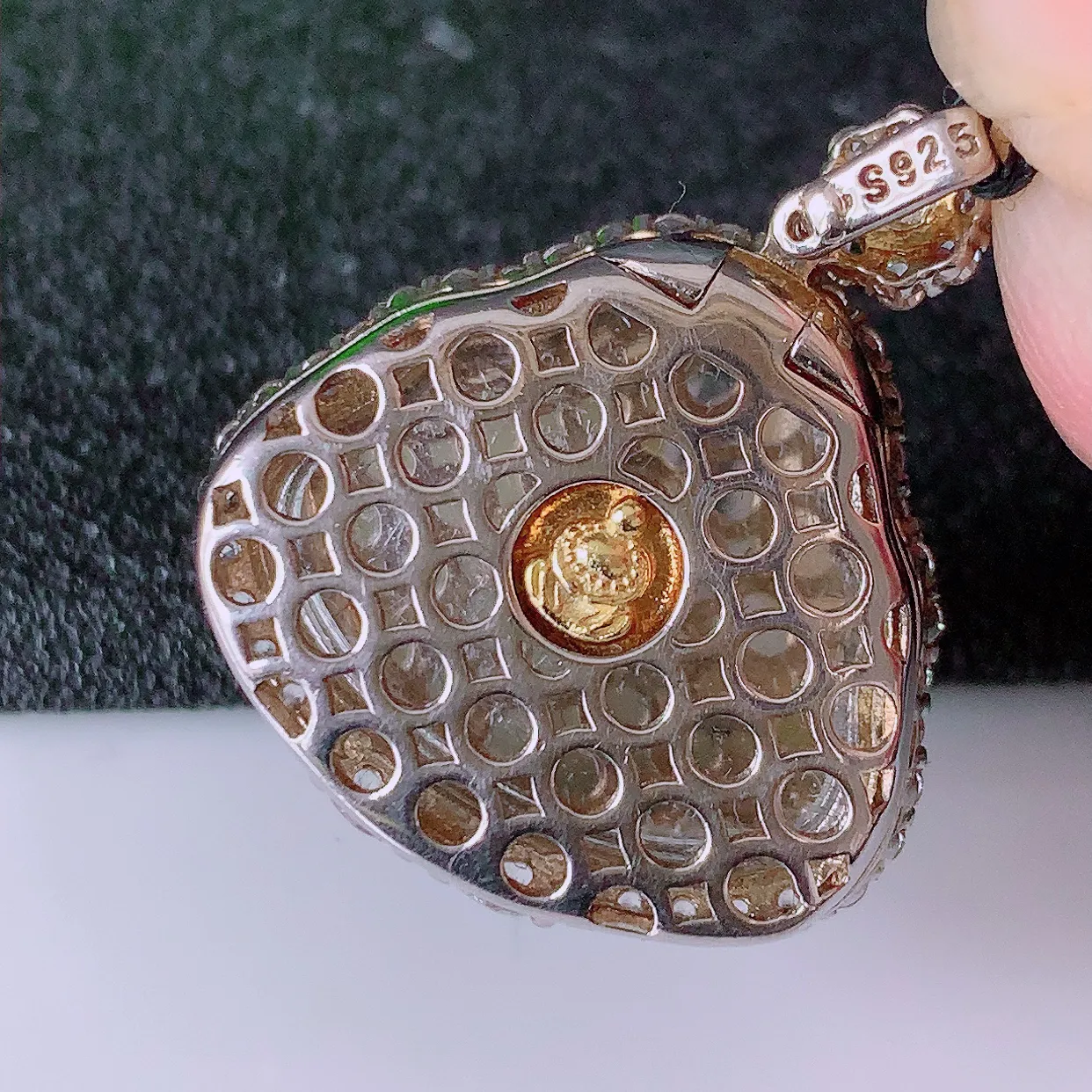 冰透满绿翡翠925银镶嵌佛公吊坠，自然光实拍，翠色灵动，颜色漂亮，种老水足，品相佳，佩戴佳品！#97.16整体27.5*23.5*8.8 裸石21*17