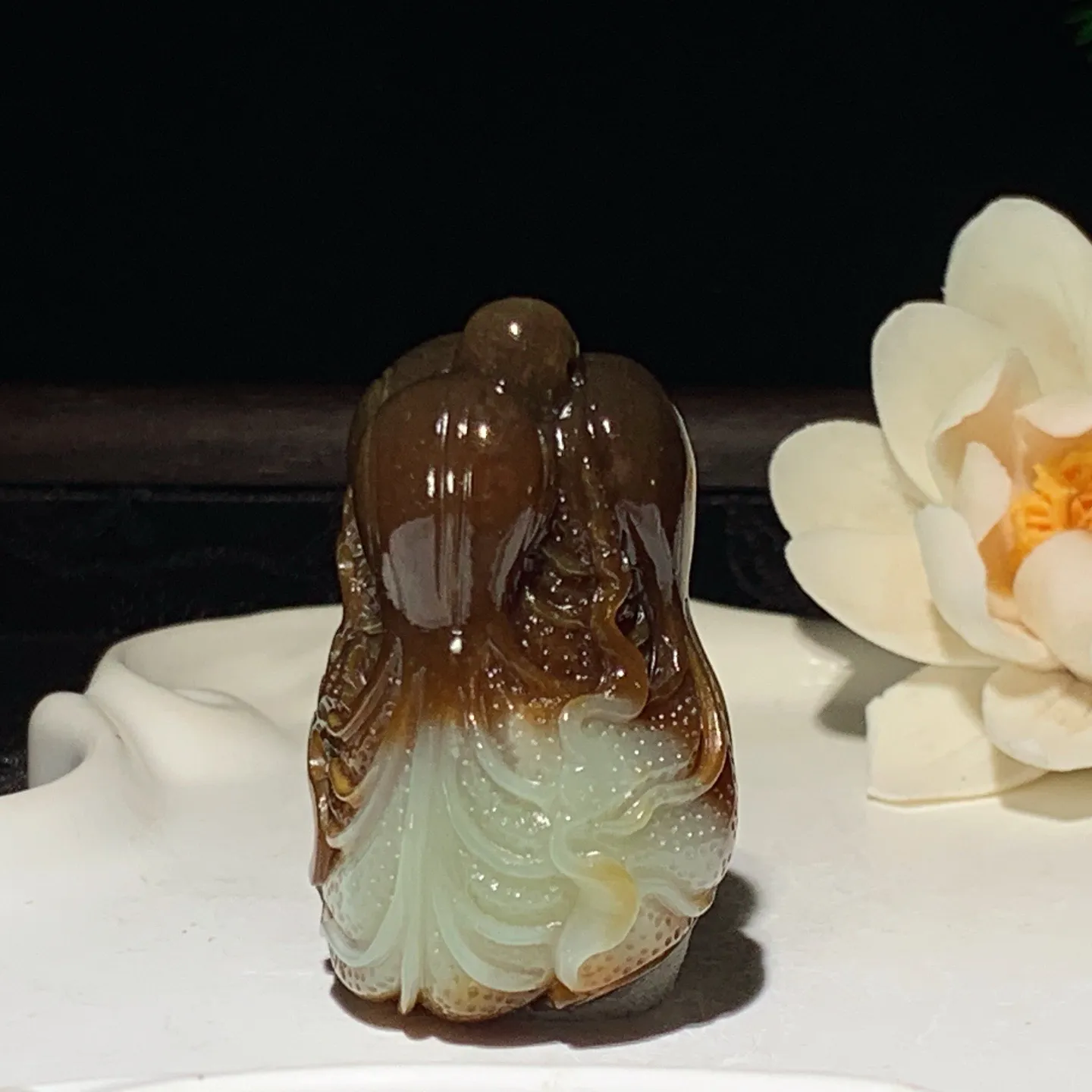 新疆和田玉且末糖遇百财白菜挂件 尺寸48/33/25重59克。玉质细腻油润。手推出油。佩戴高端典雅。lt260126