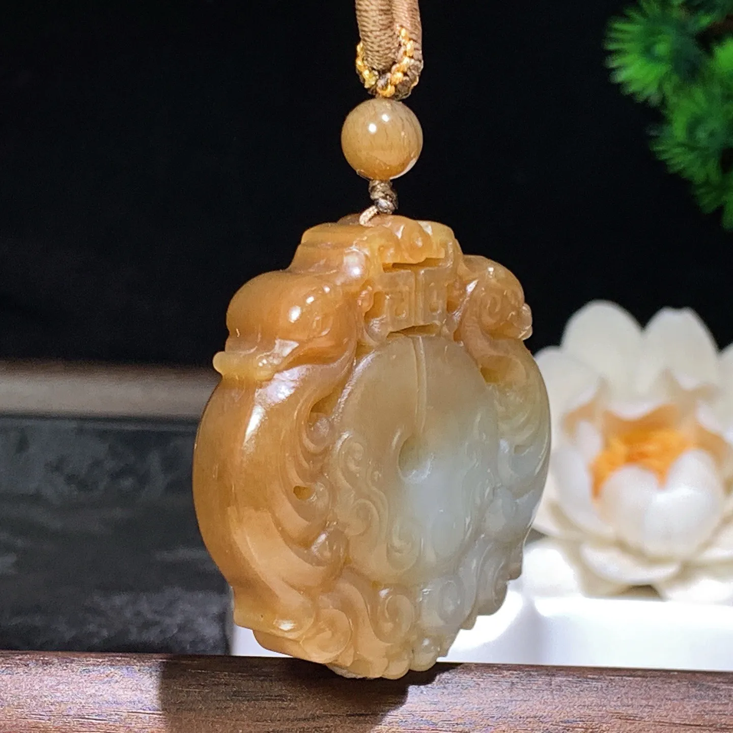 新疆和田玉且末糖仿古龙凤挂件 尺寸45/11重45.7克。玉质细腻油润。手推出油。佩戴高端典雅。lt260127