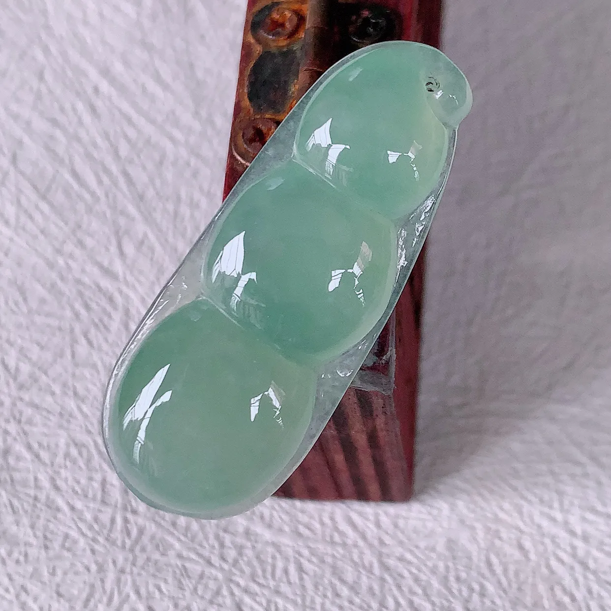 自然光实拍，冰种淡绿翡翠四季豆吊坠，平安豆福豆玉坠，冰润通透， 豆粒饱满，寓意：豆蔻年华！#01.2