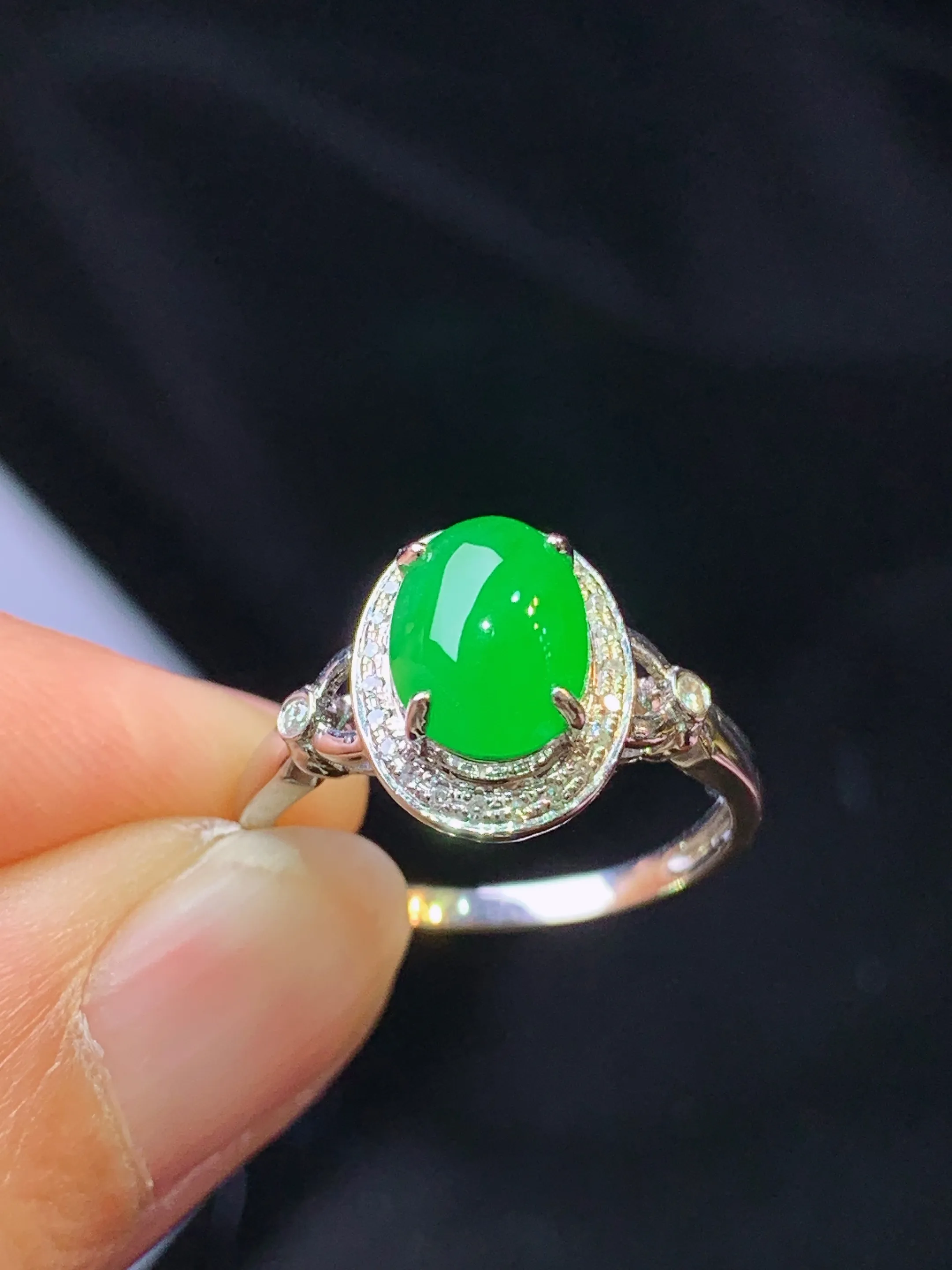 18k金钻镶嵌满绿蛋面戒指 玉质细腻 色泽清新艳丽 圈口10 整体尺寸11.2*9*7.6