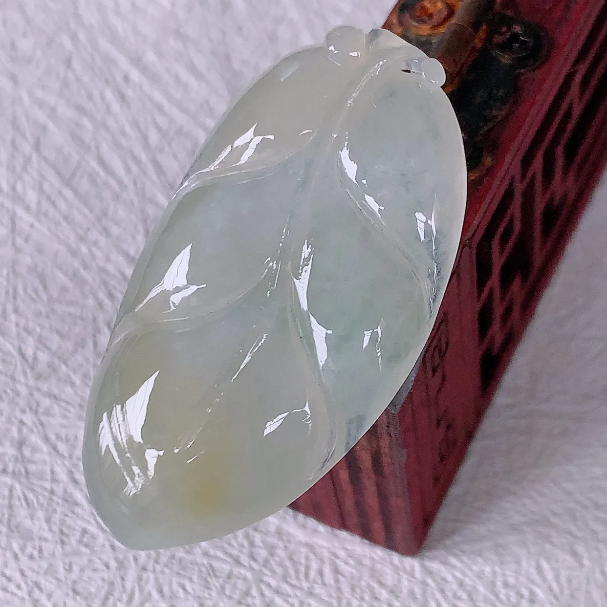 自然光实拍，冰种黄翡翡翠叶子吊坠 ，种水足，色泽清新，工艺精湛，叶子寓意美好； 金枝玉叶，事业有成。