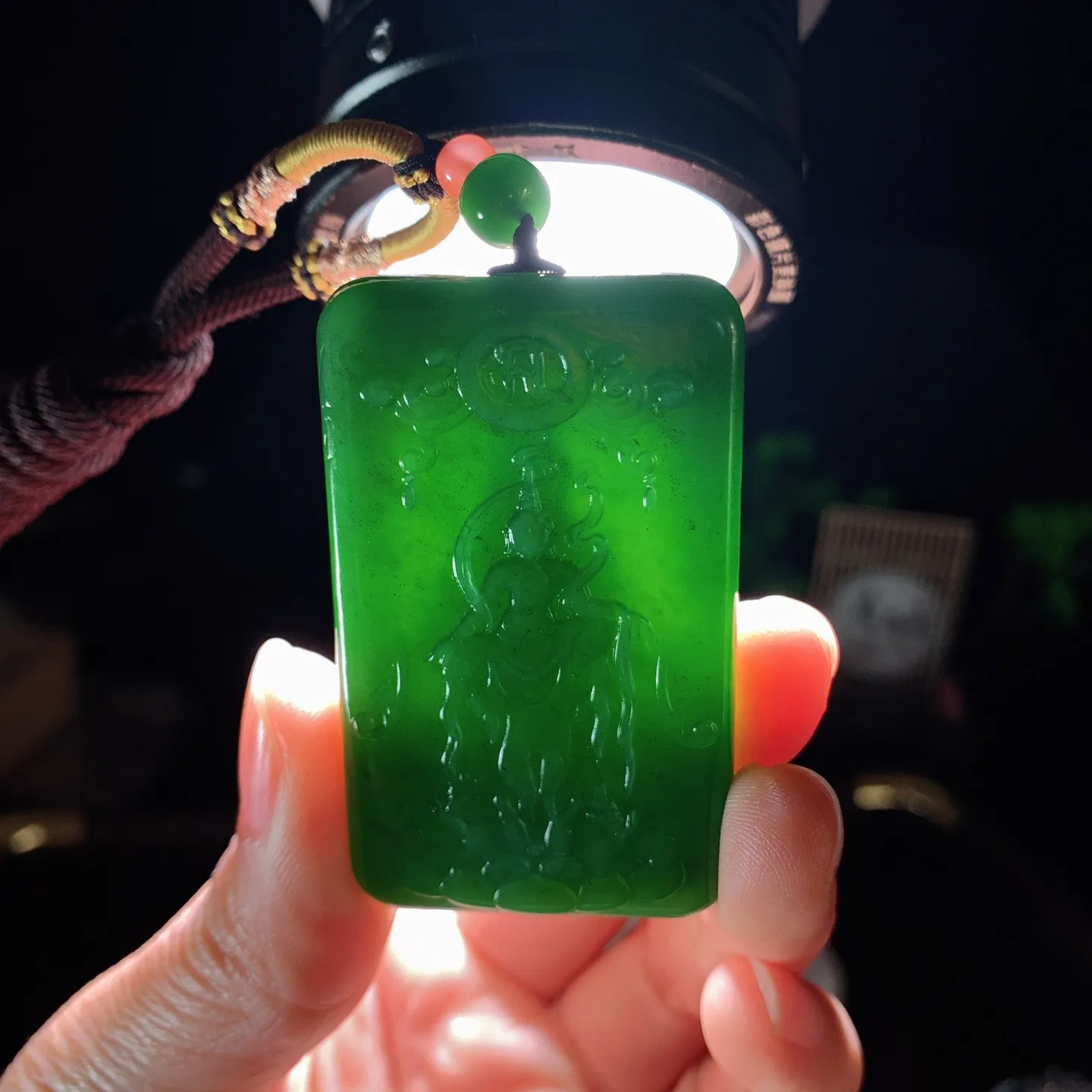 和田玉阳绿俄罗斯碧玉坐莲观音牌挂件 尺寸54/33/11重50.5克。玉质细腻油润。手推出油。佩戴高端典雅。lt260127