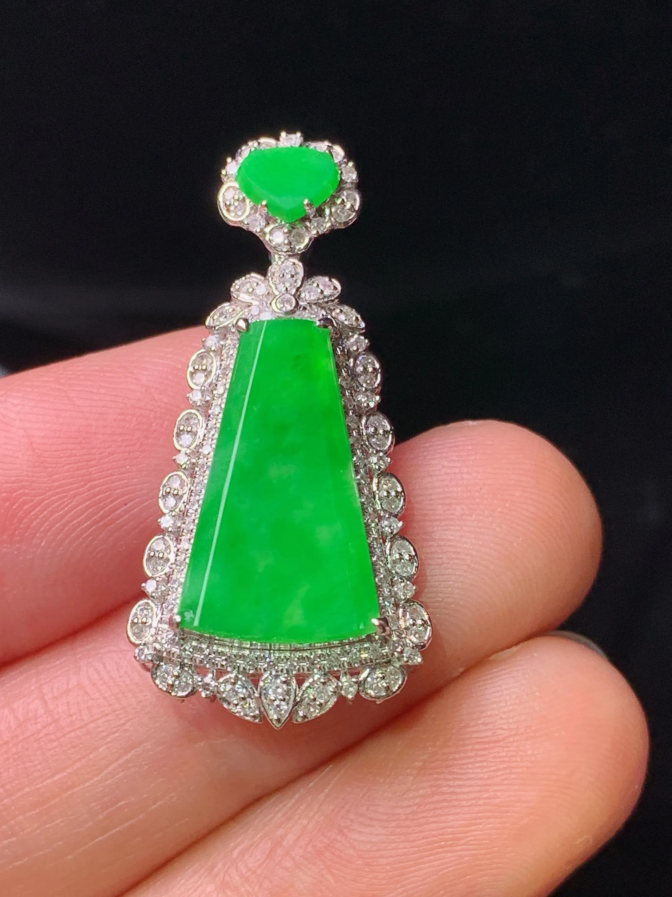 18k金钻镶嵌翠绿无事牌吊坠 玉质细腻 色泽清新艳丽 整体尺寸31.2*15*7.7