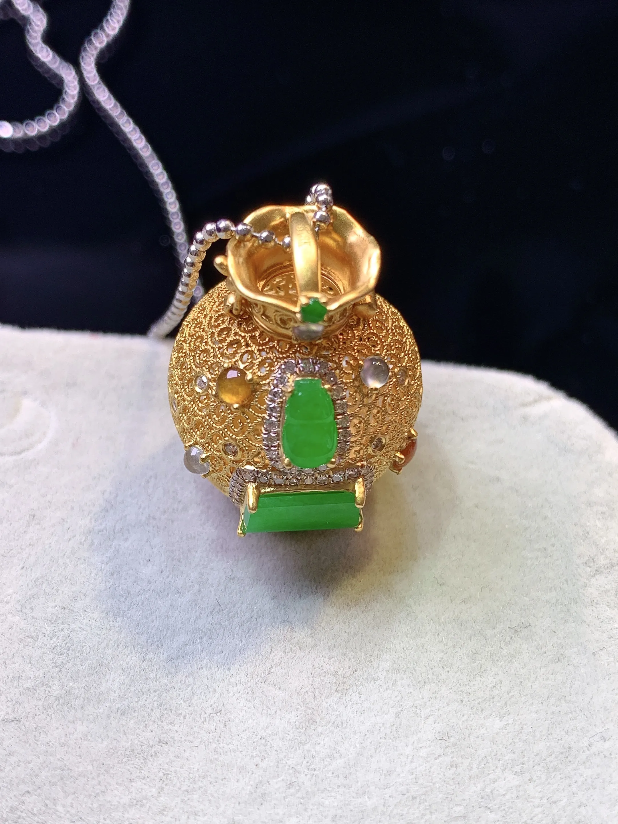 18k金钻镶嵌满绿无事牌花瓶吊坠 玉质细腻 色泽清新艳丽 整体尺寸22*19.8*17.3