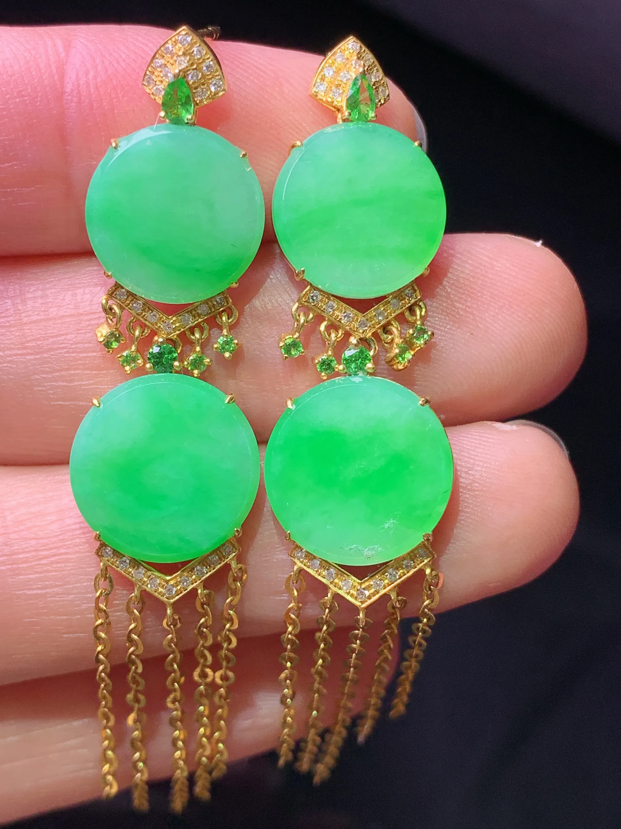 18k金钻镶嵌翠绿圆牌组合耳坠 玉质细腻 色泽清新艳丽 整体尺寸62.5*12*3.7