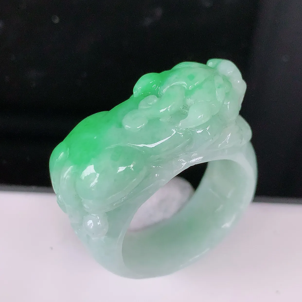 自然光实拍，飘绿翡翠貔貅扳指，20.2mm内径翡翠扳指，冰润指环，玉扳指，戒指，财源滚滚，玉质细腻起