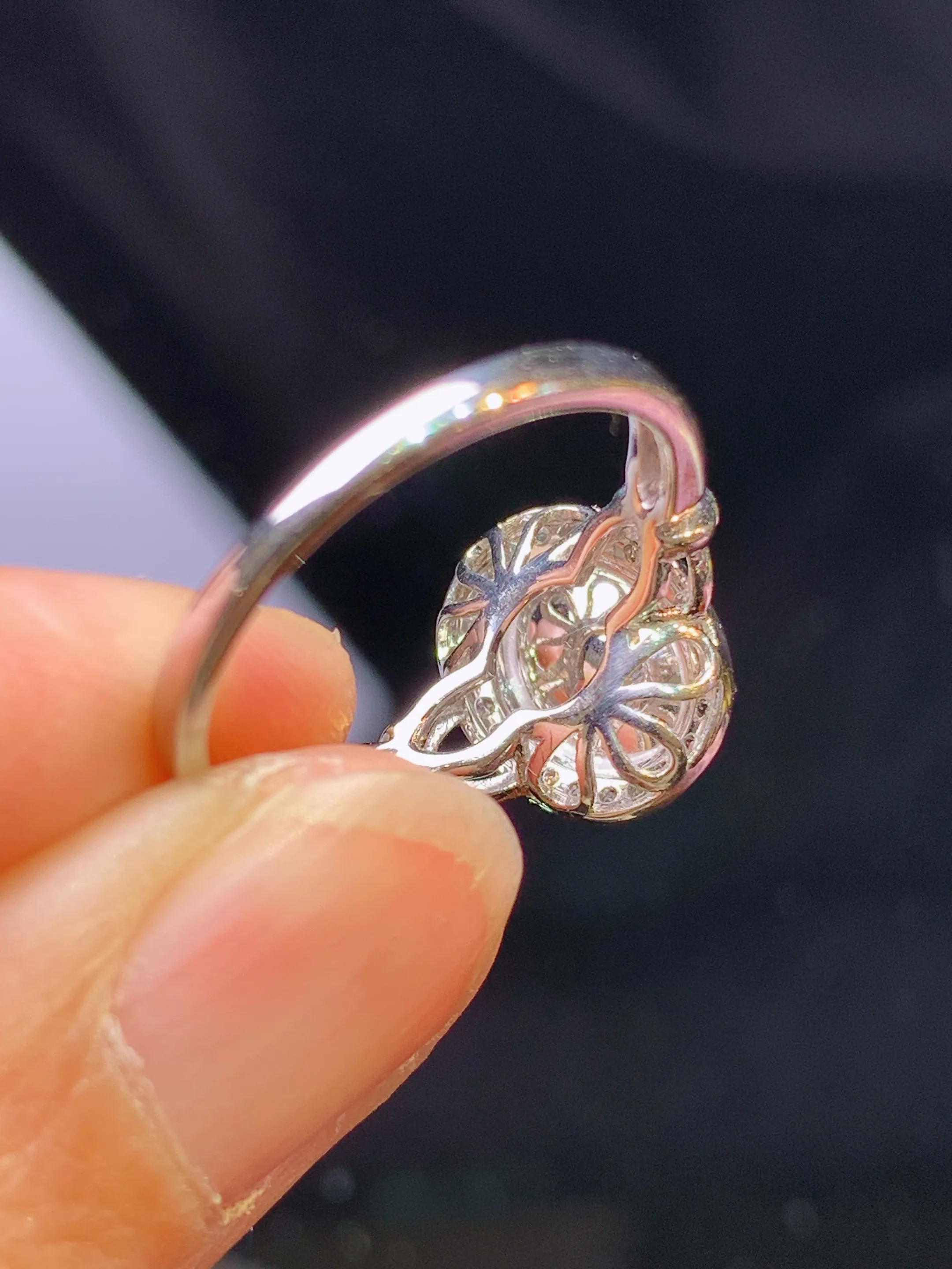 18k金钻镶嵌满绿蛋面戒指 玉质细腻 色泽清新艳丽 圈口10 整体尺寸11.2*9*7.6