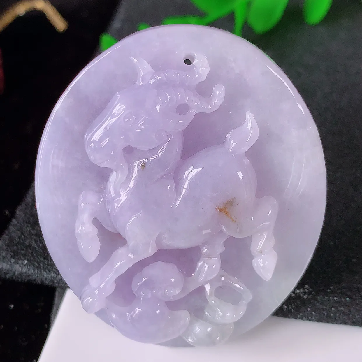 自然光实拍，冰润紫罗兰翡翠生肖羊牌吊坠，翠色灵动，佩戴效果时尚出众， 尽显气质， 玉质细腻，美感十足