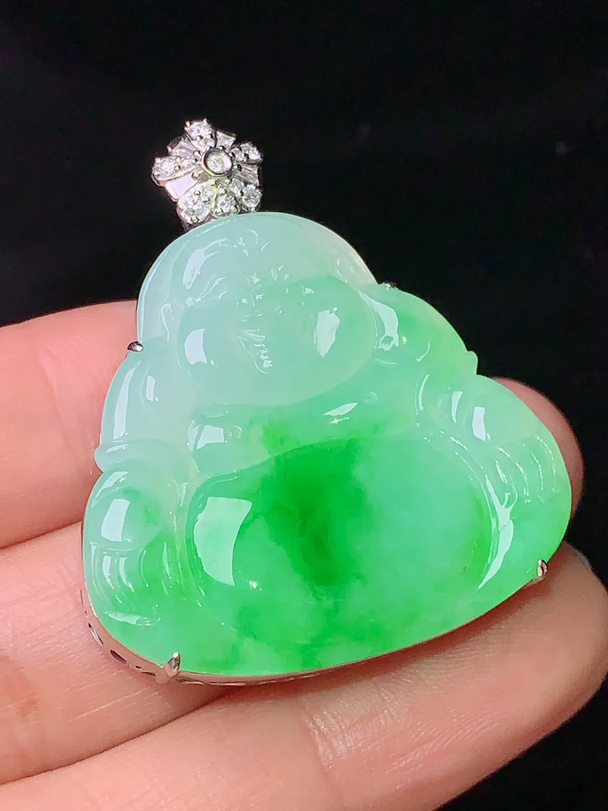 18k金钻镶嵌飘绿佛公吊坠 玉质细腻 色泽艳丽 整体尺寸38.3*32*8.7