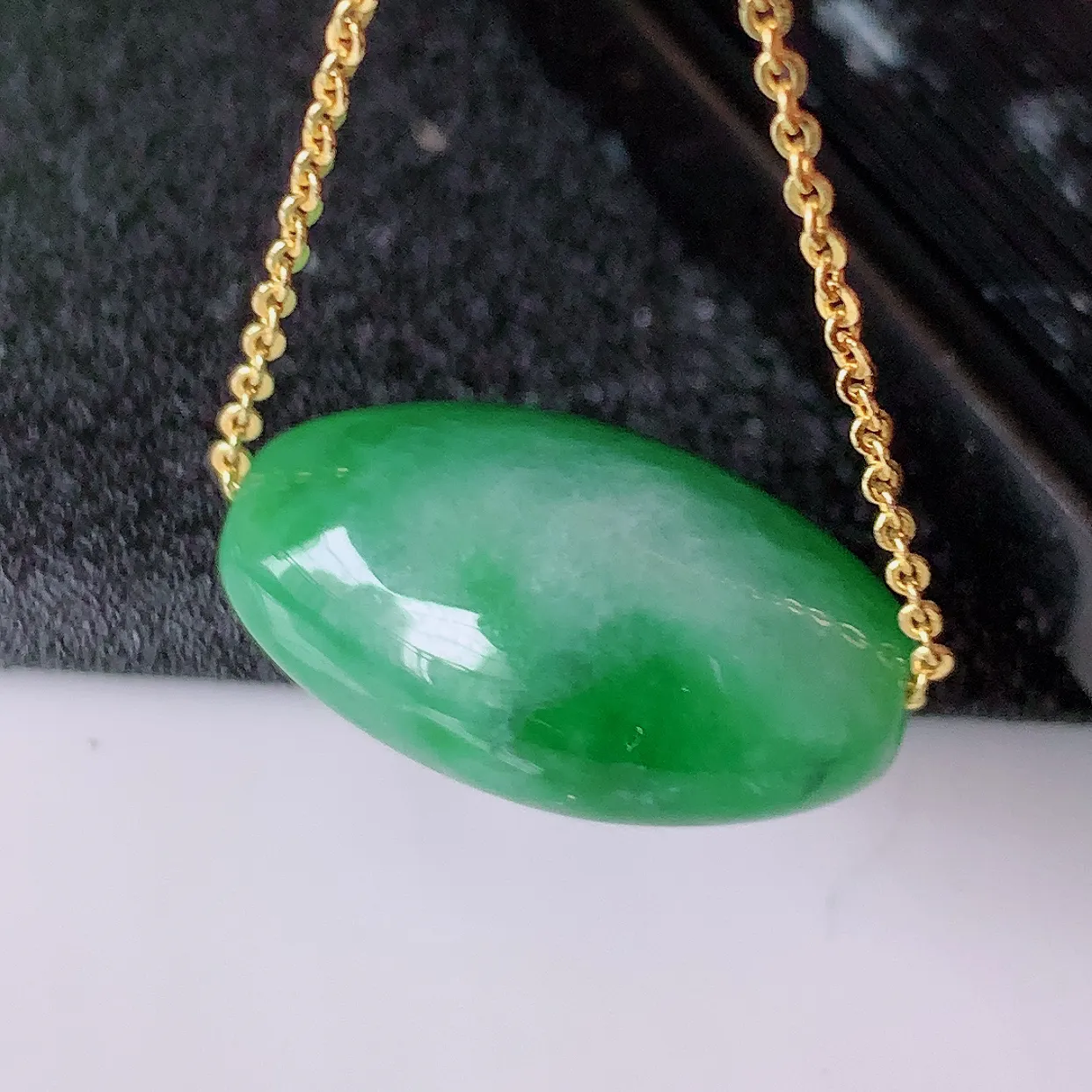 自然光实拍，冰润飘绿翡翠路路通吊坠，寓意时来运转、财源滚滚，款式新颖时尚， 日常百搭的款！ 配图银链