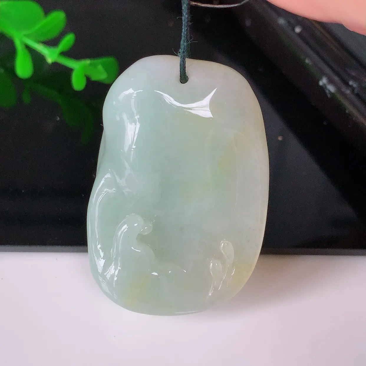 自然光实拍，特色黄翡翡翠随形悟道吊坠。悟道寓意“祥和，安宁，吉祥，幸福”，质地相当细腻，意境化设计雕刻，取道法自然、天人合一之意，很有意思的一件精品悟道，推荐入手， 个性之选。#60.22