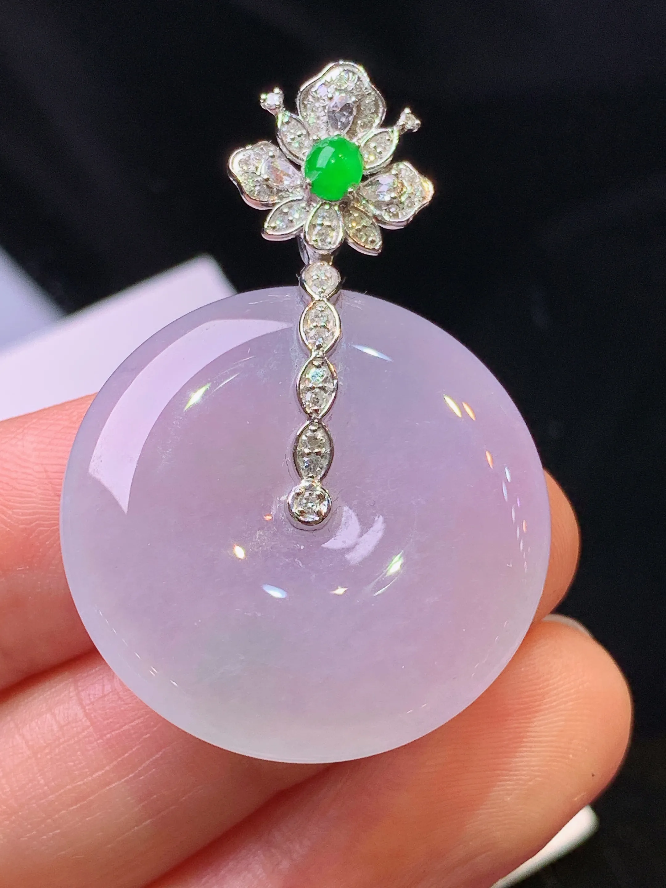 18k金钻镶嵌冰种淡紫罗兰平安扣吊坠 玉质细腻 色泽清新艳丽 整体尺寸40.3*27.5*5.8