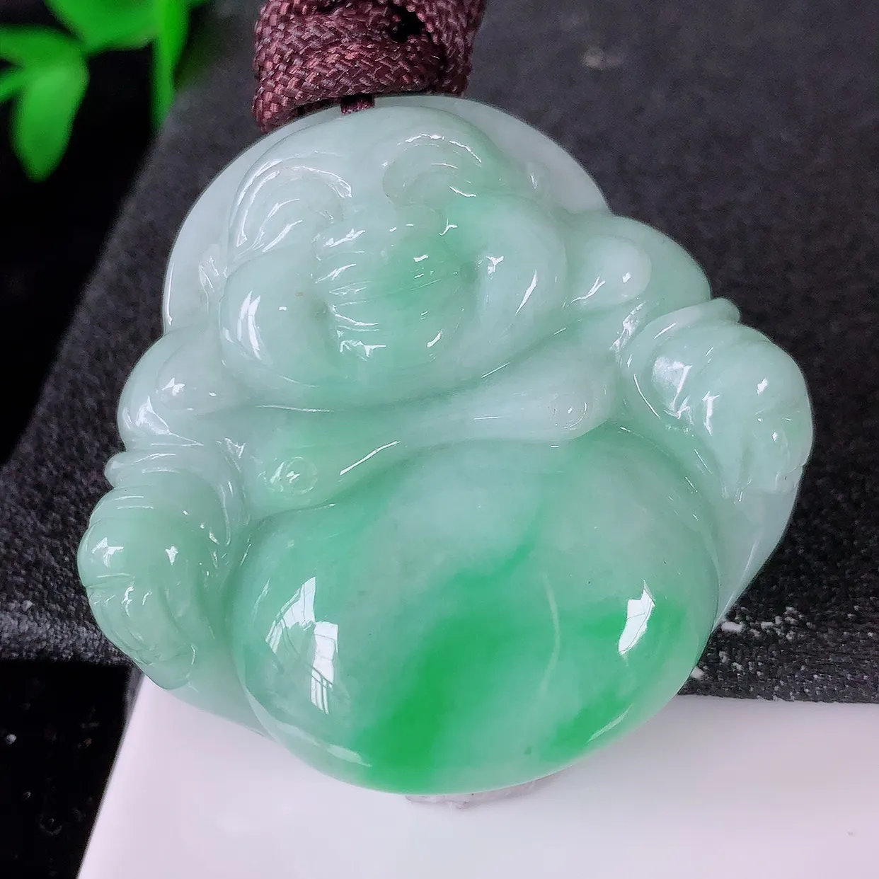 自然光实拍，大件厚装冰润飘绿翡翠佛公吊坠，开心笑佛，种老水足，颜色漂亮， 立体饱满圆润， 佩戴效果赞#46.16