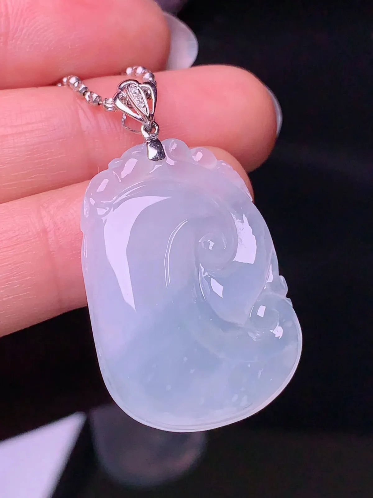 18k金钻镶嵌冰种如意吊坠 玉质细腻 色泽艳丽 整体尺寸38*22*6