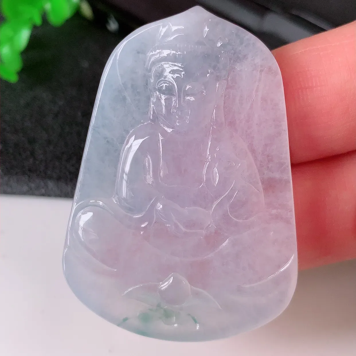 自然光实拍，冰种飘花翡翠观音菩萨吊坠，赐福观音，玉润通透， 慈祥端庄！#94.16