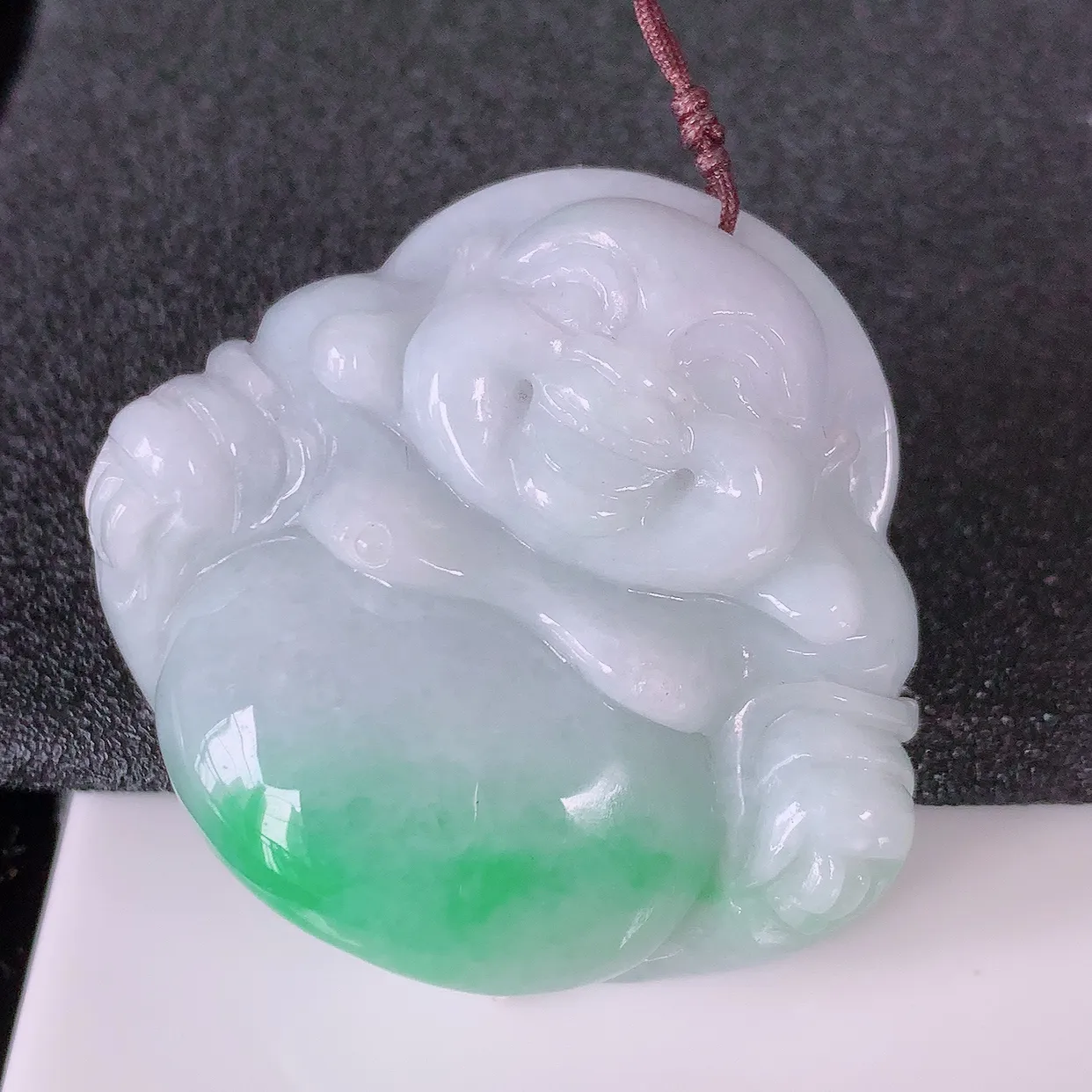 自然光实拍，冰润飘绿翡翠佛公吊坠，笑口常开，佛公在心中，一生平安幸福，佛公翠色迷人， 佩戴佳品！#41.16