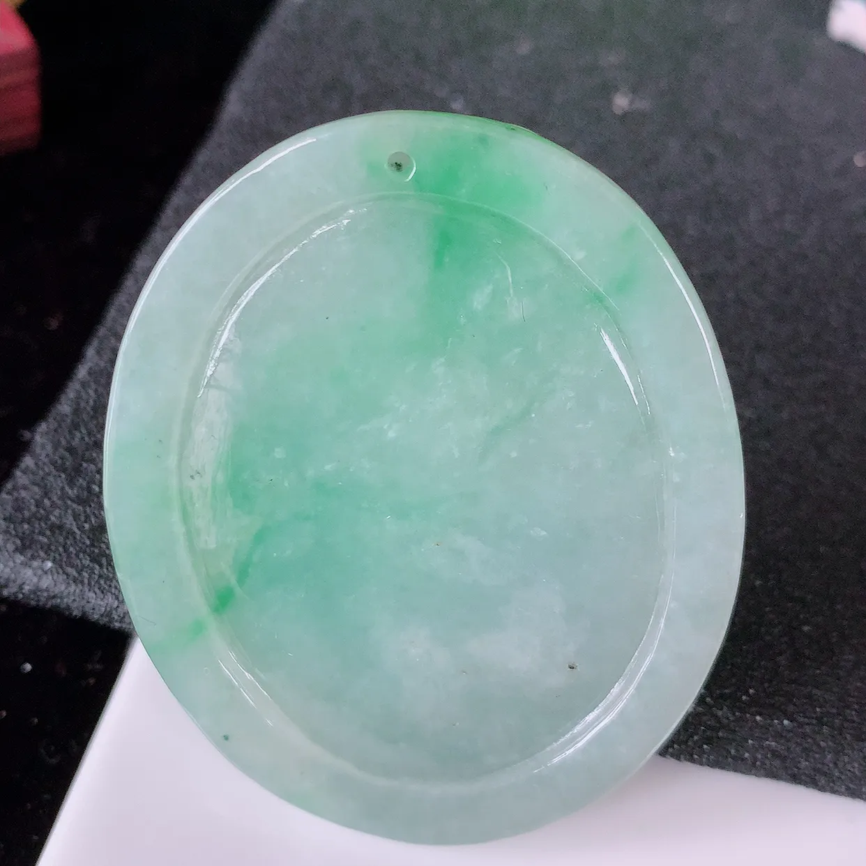 自然光实拍，冰润飘绿翡翠生肖猪牌吊坠，翠色灵动，佩戴效果时尚出众，尽显气质， 玉质细腻， 美感十足。#05.13