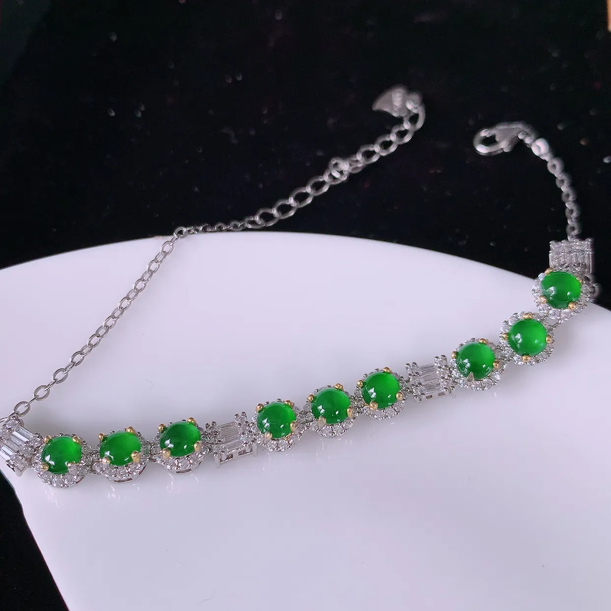 冰透满绿翡翠925银镶嵌手链，自然光实拍，翠色灵动，颜色漂亮，种老水足，品相佳，佩戴佳品！#97.16取一整体5.8*5.8*4.8 裸石3.8*3.8mm