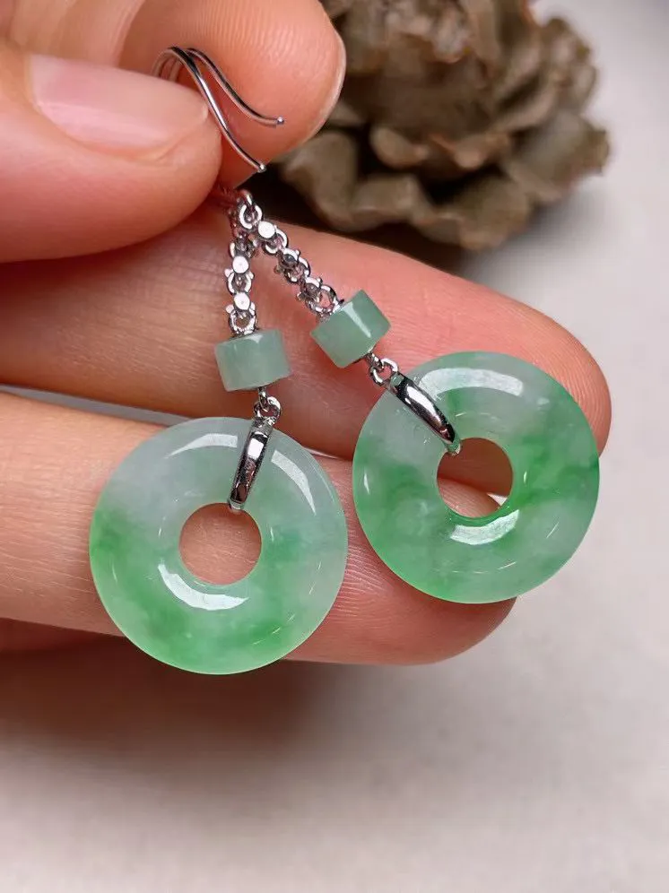 冰糯种飘绿平安扣耳坠、真金真钻镶嵌，种水好，玉质细腻 .裸石尺寸 14.7.