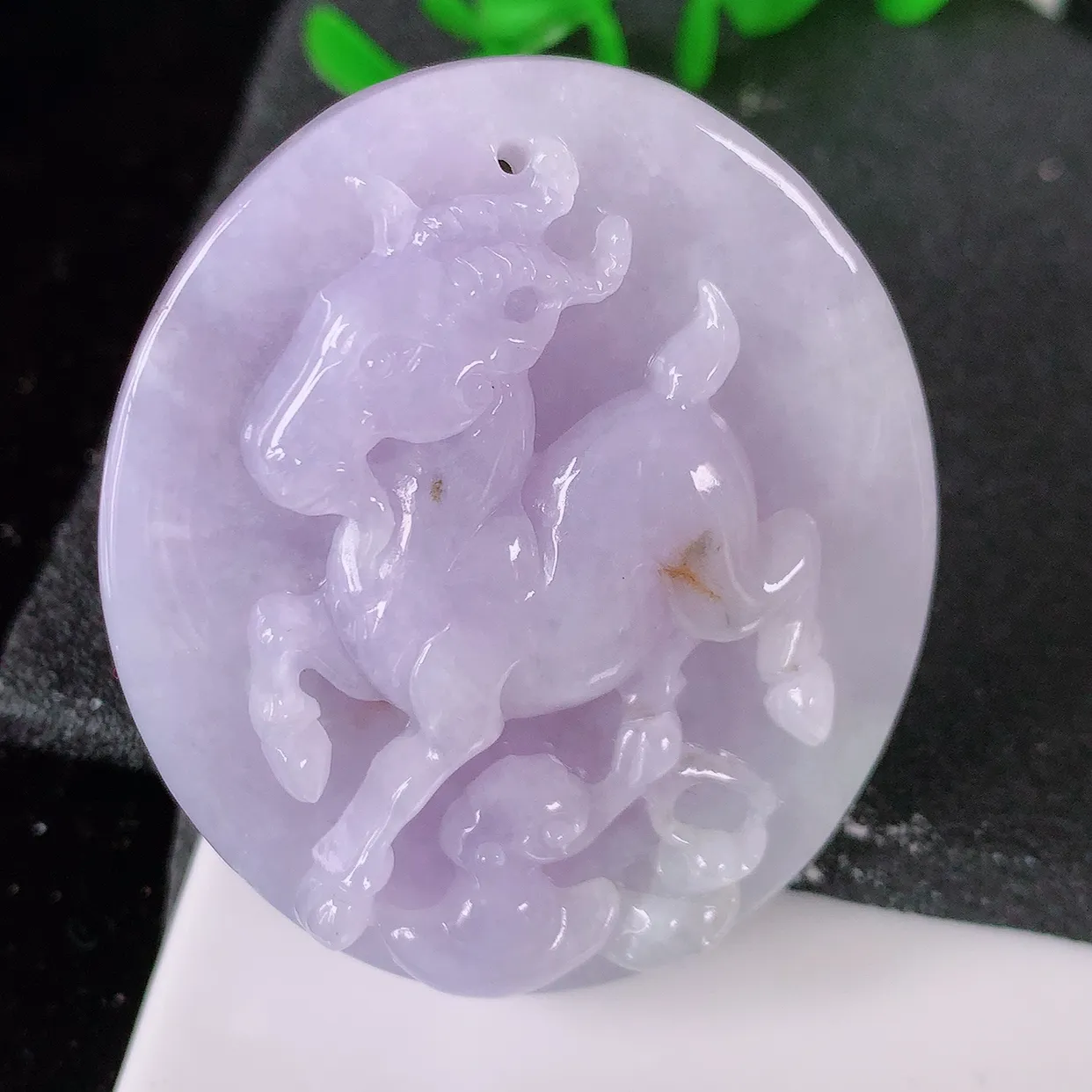 自然光实拍，冰润紫罗兰翡翠生肖羊牌吊坠，翠色灵动，佩戴效果时尚出众， 尽显气质， 玉质细腻，美感十足。#05.13