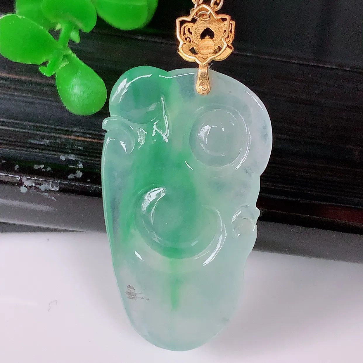 自然光实拍，18K金镶嵌冰种飘绿翡翠逍遥布袋佛吊坠，代代有钱，水足丰盈，盈满欢喜， 配戴送礼佳品！#1.22整体37.8裸石31.5*18*5.5