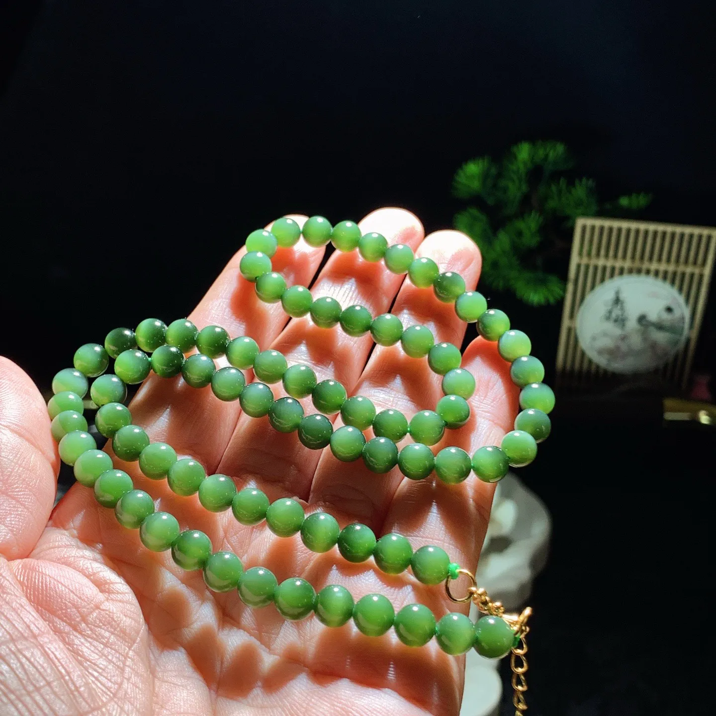 和田玉菠菜绿俄罗斯碧玉猫眼项链 单颗尺寸6！玉质细腻油润。手推出油。佩戴高端典雅。lt260127