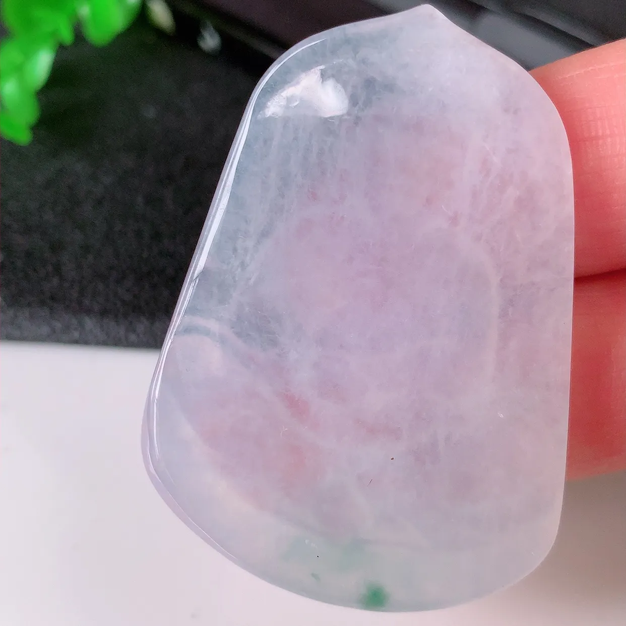 自然光实拍，冰种飘花翡翠观音菩萨吊坠，赐福观音，玉润通透， 慈祥端庄！#94.16