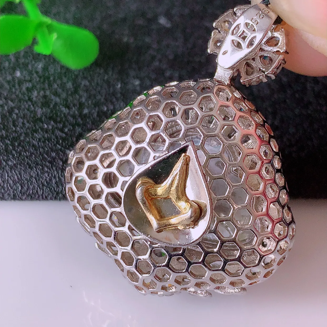 冰透满绿翡翠925银镶嵌佛公吊坠，自然光实拍，翠色灵动，颜色漂亮，种老水足，品相佳，佩戴佳品！#97.16整体35*26.5*12.5裸石19*15.5mm