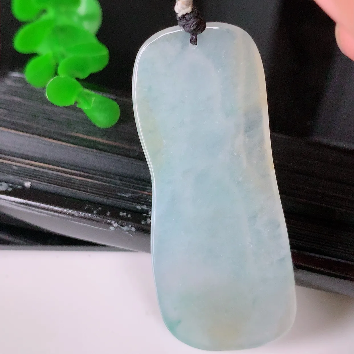 自然光实拍，冰种黄加绿翡翠观音菩萨吊坠，赐福观音，玉润通透， 慈祥端庄！#1.22