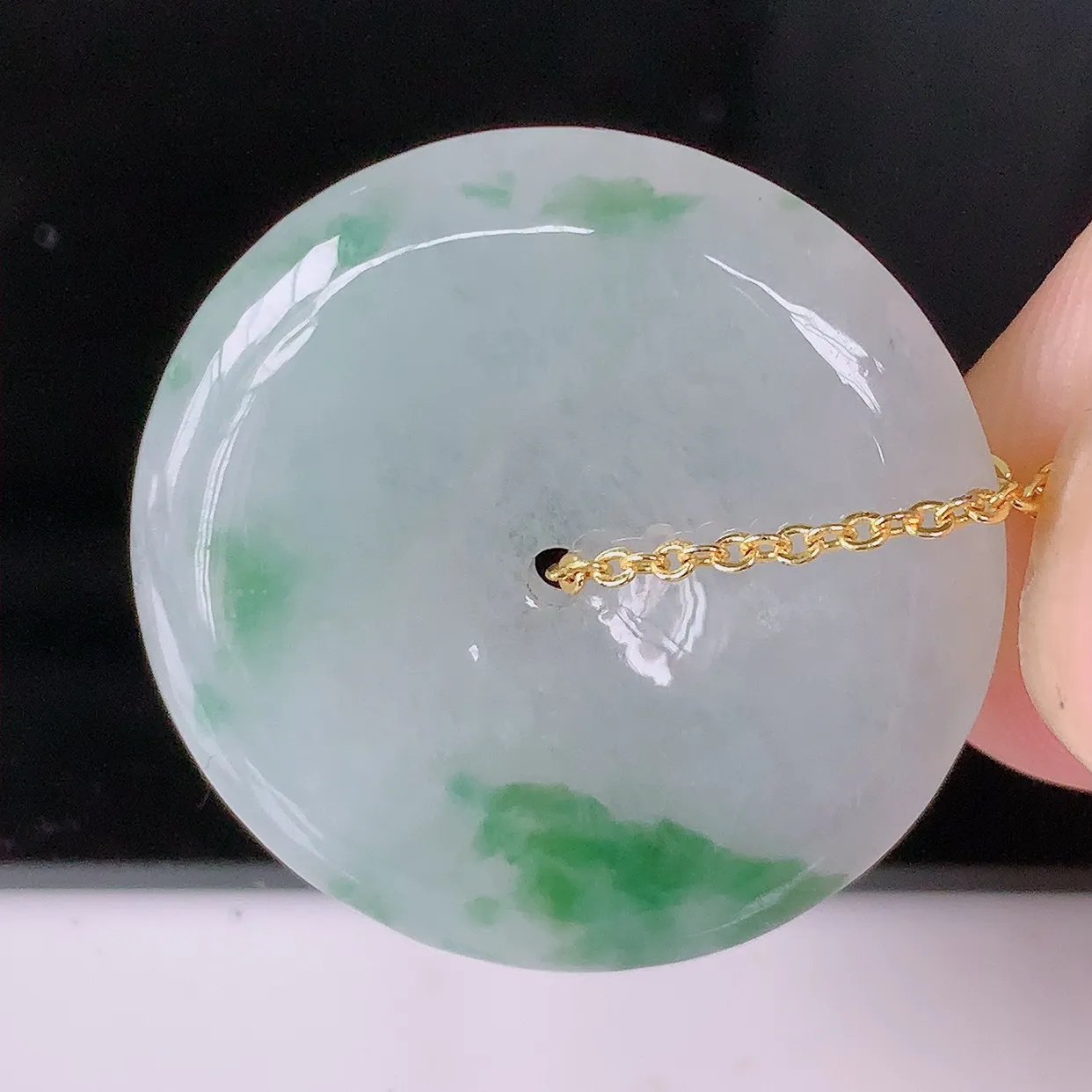 自然光实拍，冰润飘花平安扣翡翠吊坠，种老水足，雕工精湛 ，寓意美好， 佩戴时尚出众！#81.22