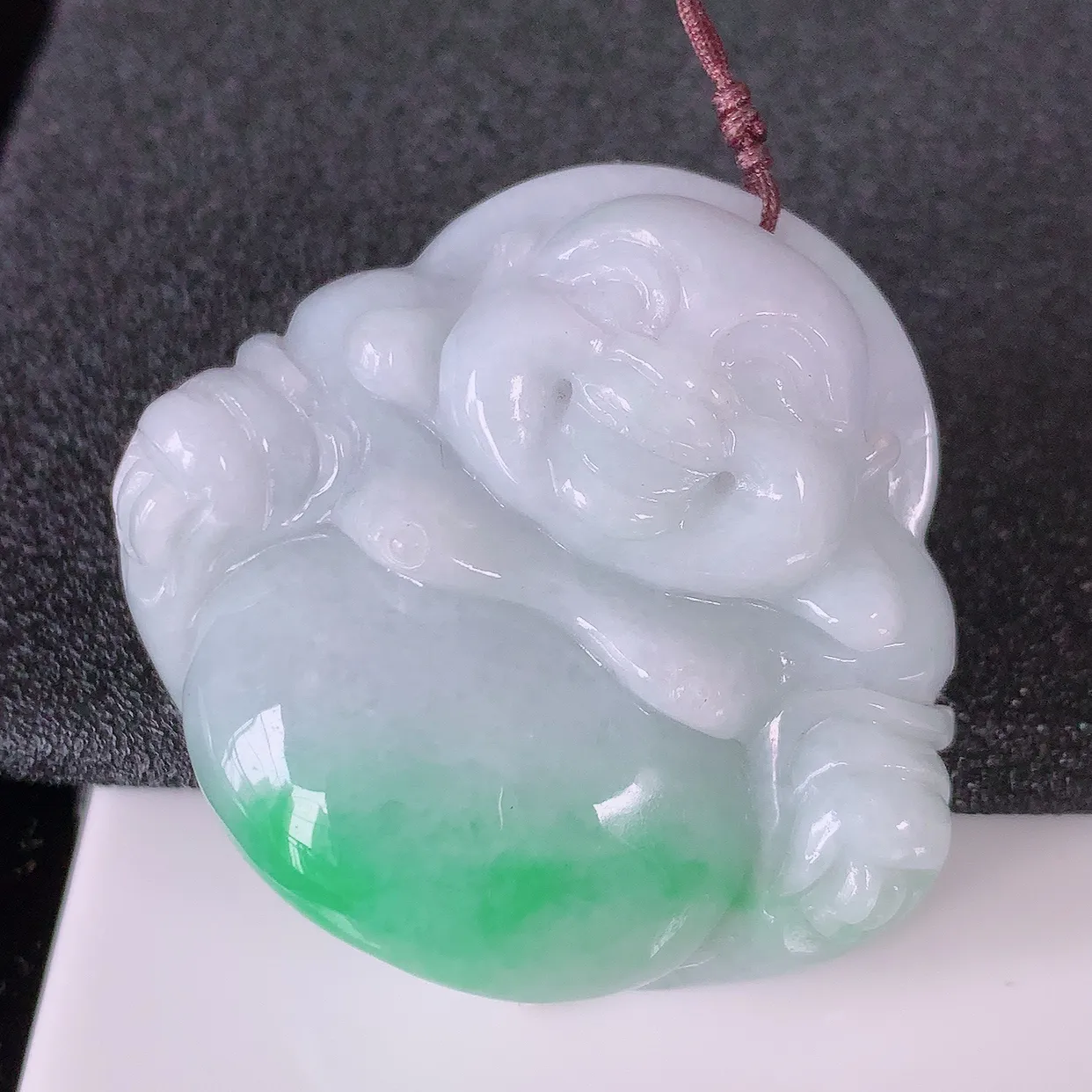 自然光实拍，冰润飘绿翡翠佛公吊坠，笑口常开，佛公在心中，一生平安幸福，佛公翠色迷人， 佩戴佳品！#41.16