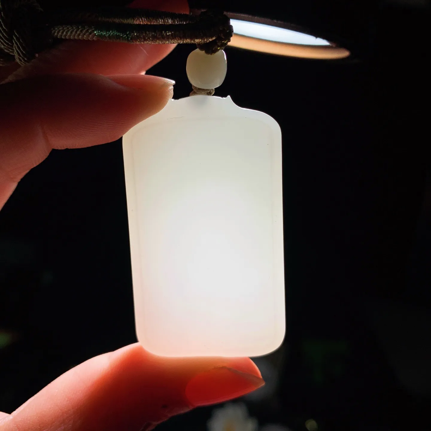 新疆和田玉白玉羊脂白平安无事牌挂件 尺寸49/29/7重29.8克。玉质细腻油润。手推出油。佩戴高端典雅。lt260127