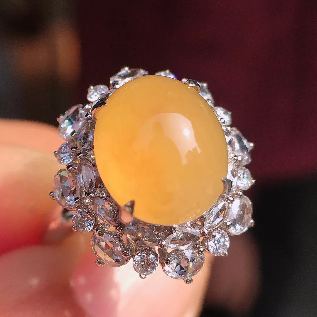 黄翡蛋面戒指，色泽均匀艳丽，玉质细腻，荧光感超
强，饱满圆润，尽显优雅气质，18k
金豪华镶嵌