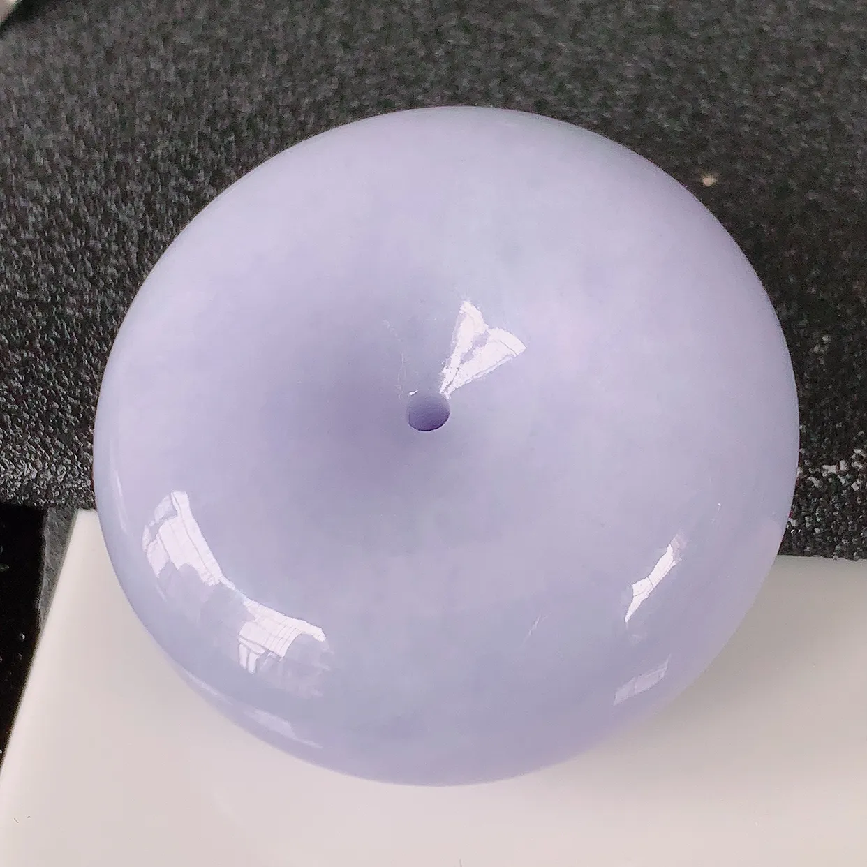 自然光实拍，大件艳丽紫罗兰翡翠平安扣吊坠，形体饱满圆润，平安扣肥嘟嘟的， 平平安安， 种水很好，配戴精美！#05.16