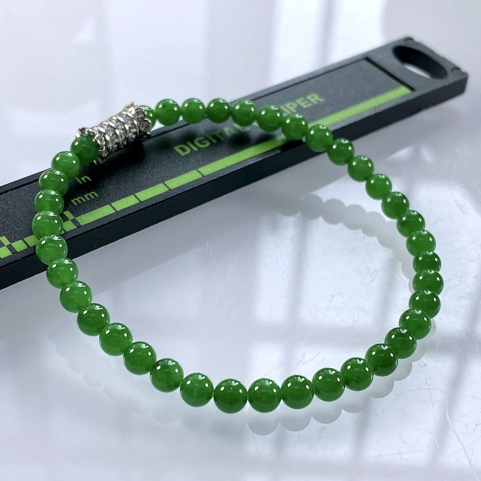 收藏级别，缅甸天然翡翠A货，卡4.4冰种起胶帝王绿小米珠小圆珠手串手链，尺寸：4.4mm/38颗，长度168mm，重量：6.22g