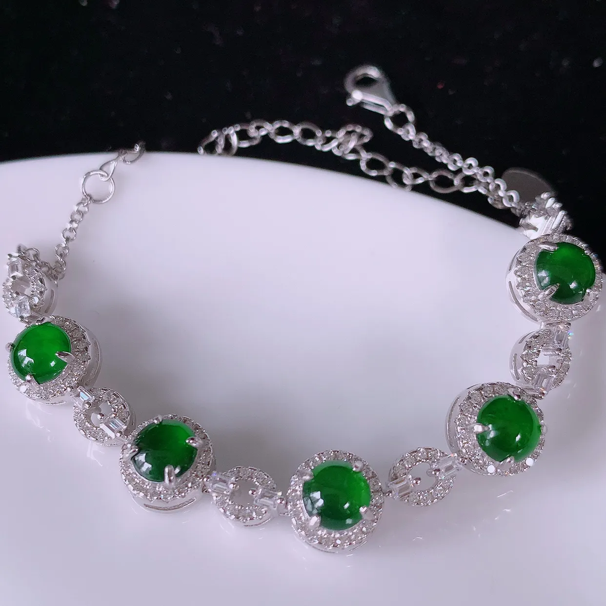 冰透满绿翡翠925银镶嵌手链，自然光实拍，翠色灵动，颜色漂亮，种老水足，品相佳，佩戴佳品！#97.16取一整体8*8*5.5 裸石 5.5*5.5