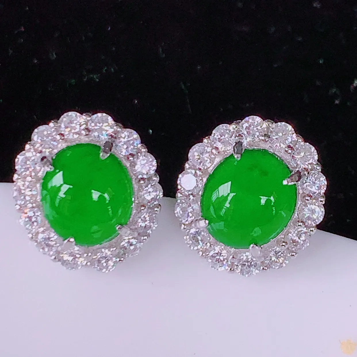 冰透满绿翡翠925银镶嵌耳钉，自然光实拍，翠色灵动，颜色漂亮，种老水足， 品相佳，佩戴佳品！#97.22整体16.5*11-12* 裸石8*6.8