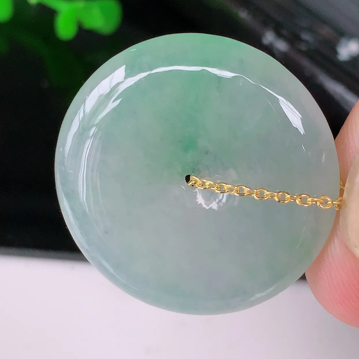 自然光实拍，冰种飘花翡翠平安扣吊坠，冰透，灵动飘逸，寓意平平安安， 平安扣佩戴端庄漂亮！#57.20