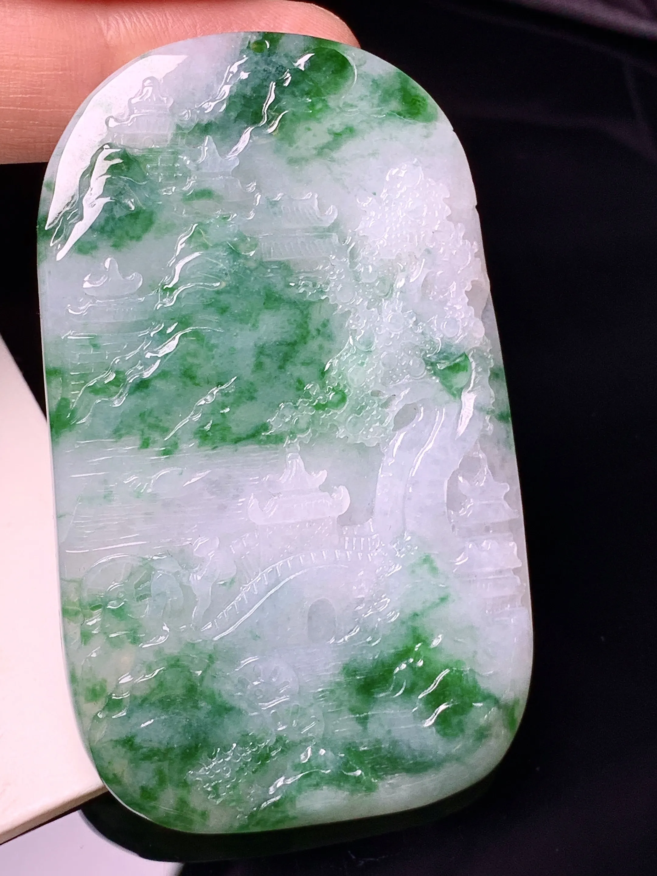 飘绿山水牌子吊坠 玉质细腻 色泽清新艳丽 整体尺寸66*40*5