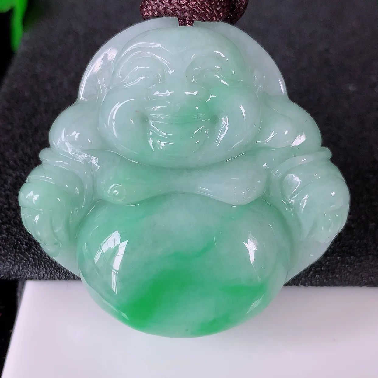 自然光实拍，大件厚装冰润飘绿翡翠佛公吊坠，开心笑佛，种老水足，颜色漂亮， 立体饱满圆润， 佩戴效果赞#46.16
